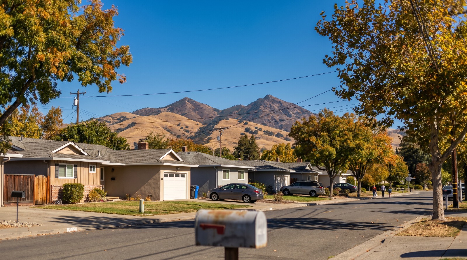 A Clayton Valley street of ranch houses in Concord with Mount Diablo rising behind under a clear blue sky